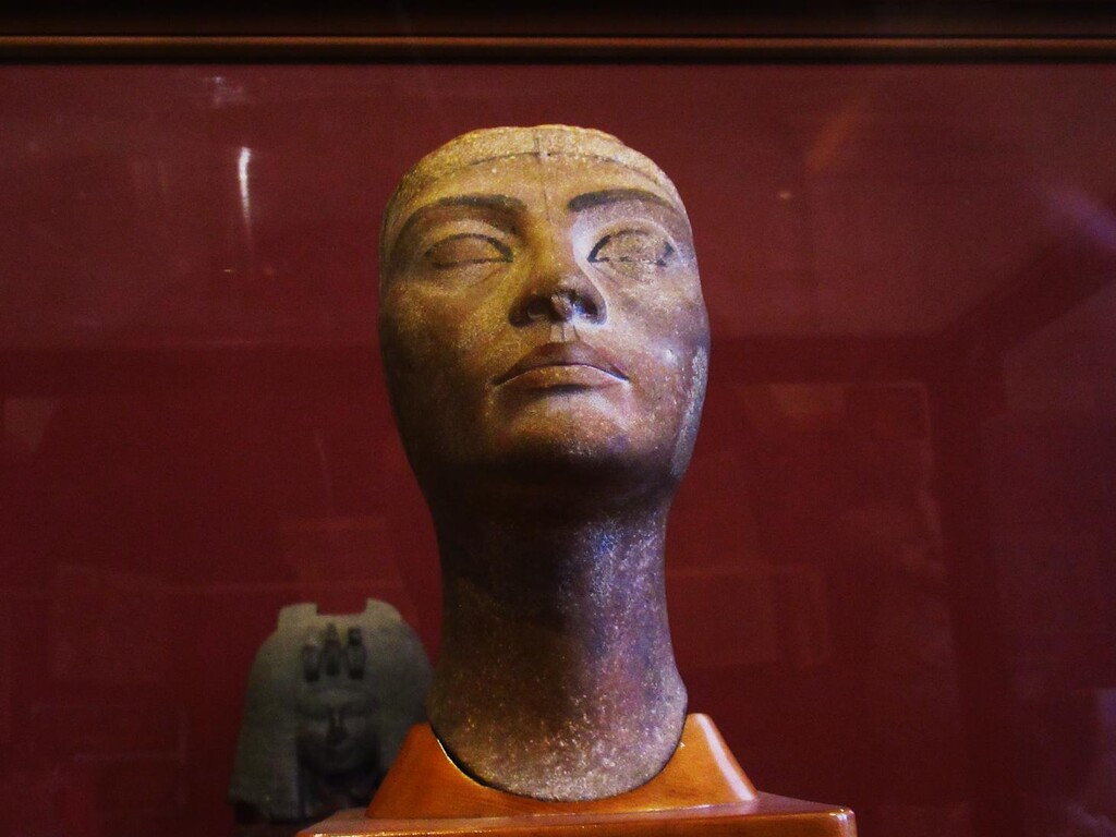 エジプト考古学博物館～アマルナ展示室とネフェルティティの頭像 