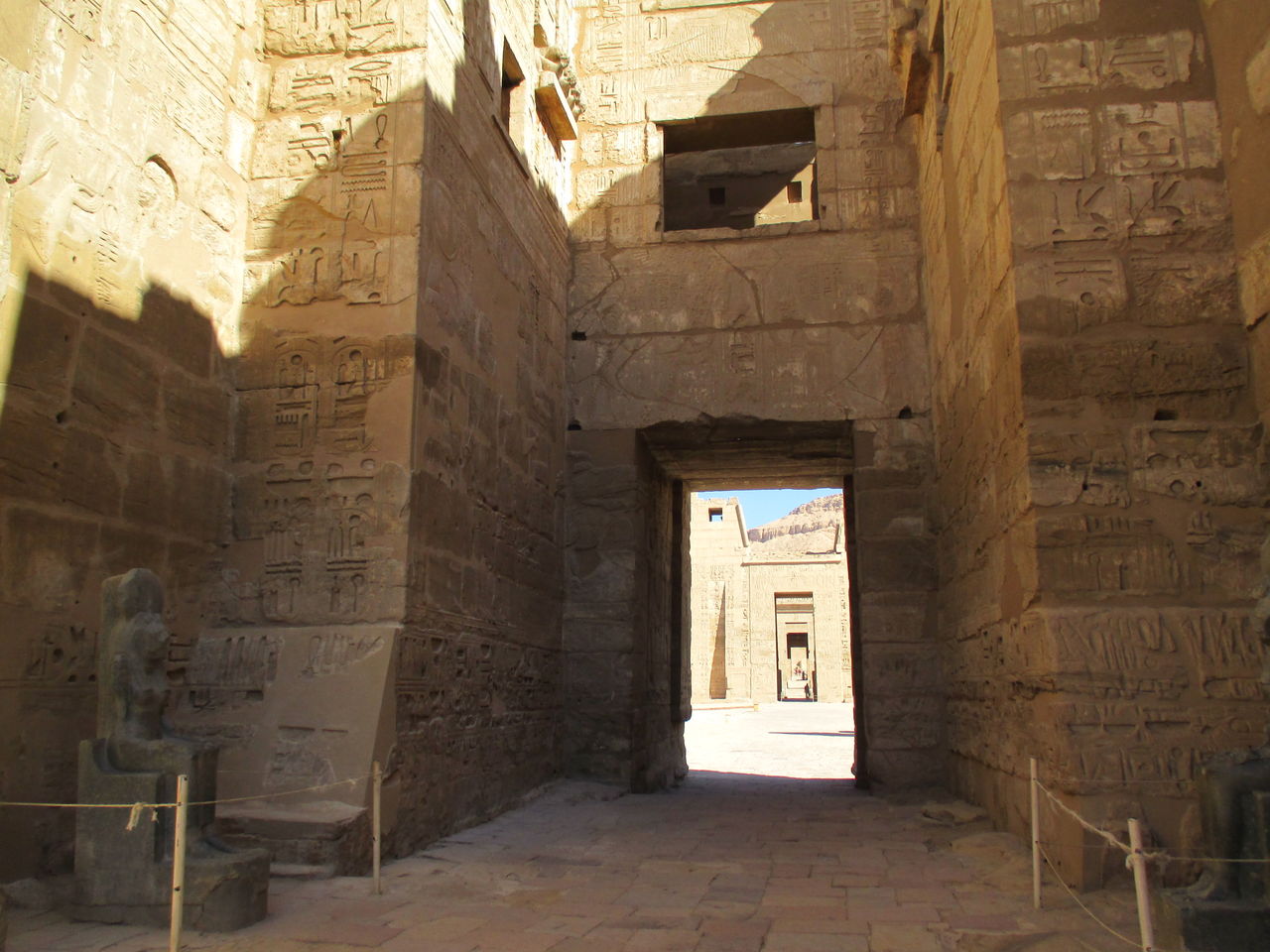 今日のわんこ メディネット ハブ ラムセス3世葬祭殿その1 カイロ 天使たちの暮らす街