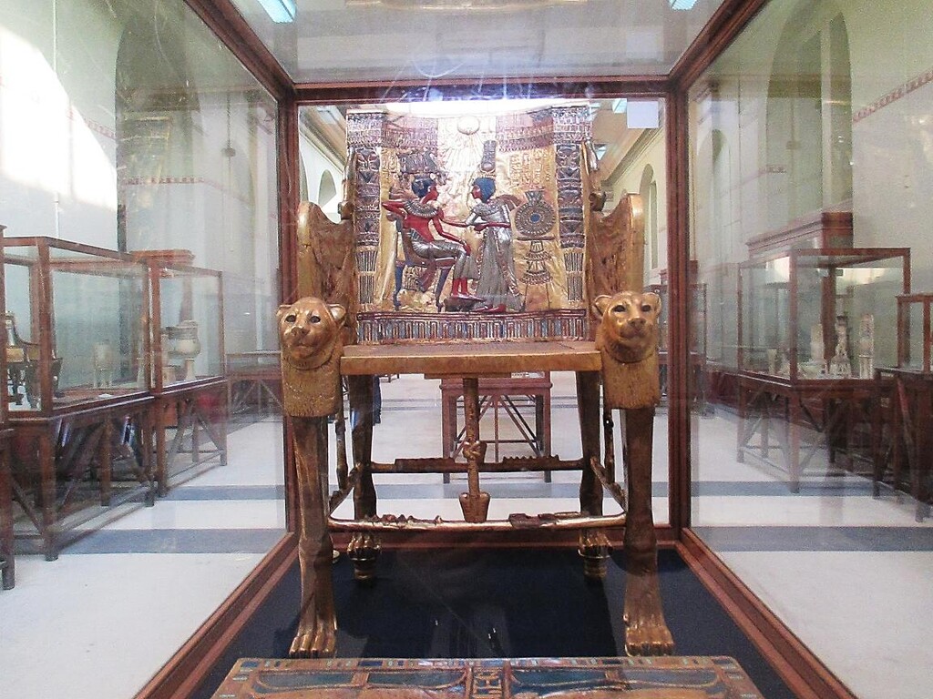 エジプト考古学博物館・ツタンカーメンの黄金の玉座の謎 : カイロ