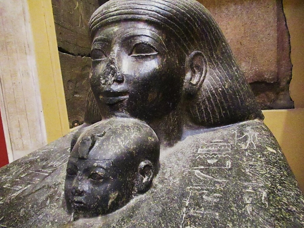 エジプト考古学博物館 センムトとネフェルウラーの像 カイロ 天使たちの暮らす街