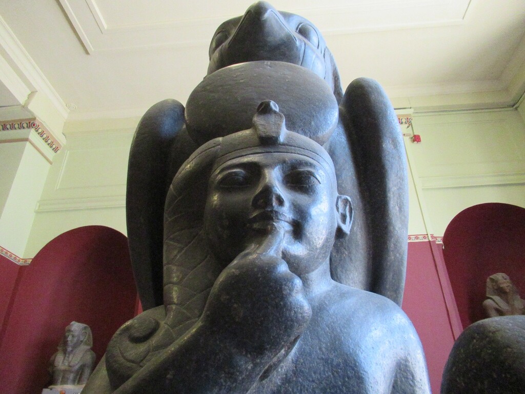 エジプト考古学博物館 幼児の姿のラメセス2世とホルス像など カイロ 天使たちの暮らす街