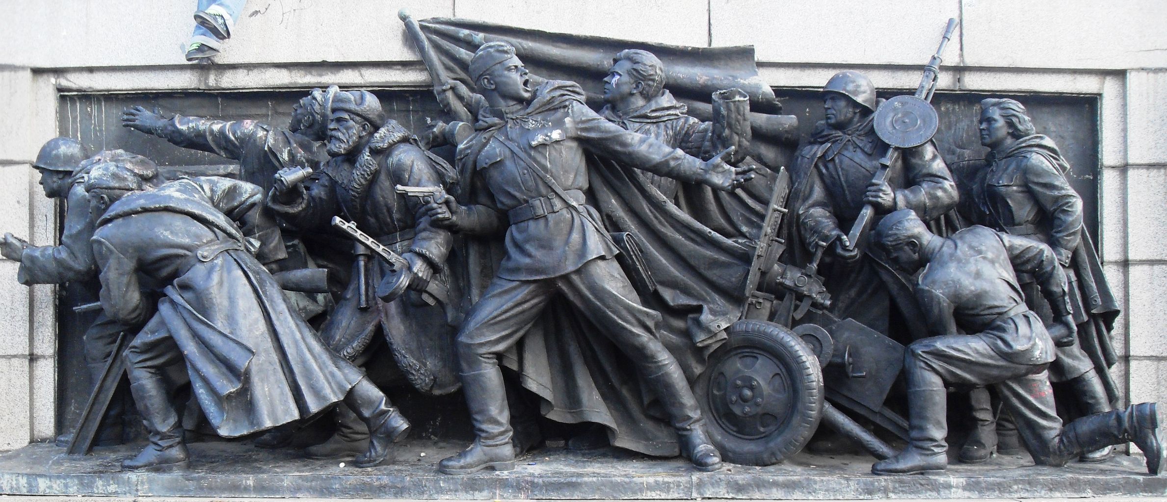 ウクライナ情勢 ソ連兵士の銅像が ウクライナ国旗に塗り替えられる 海外の反応 これが世界の選択か 01