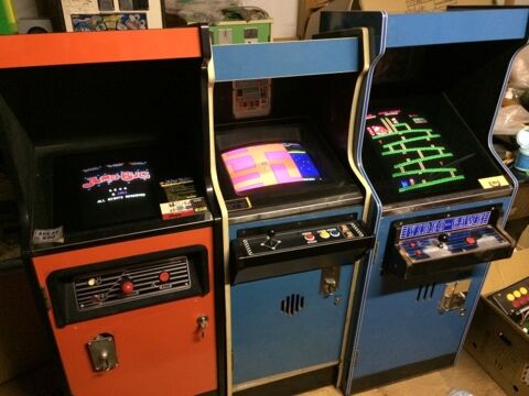 【悲報】駄菓子屋ゲーム機大人がやるには小さいかも