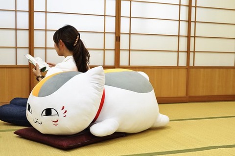 【グッズ】全長約110cm!「夏目友人帳」ニャンコ先生の巨大ぬいぐるみ発売