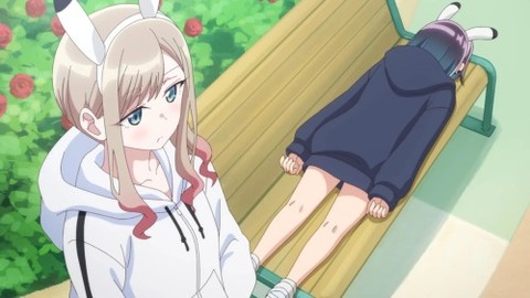 アニメ【ばっどがーる】第6話:遊園地で尾行に励む優谷さん「あちらの席(亜鳥様)と同じものを!」特大『ラブカップルカプチーノ』ドンっ!「あばばばばば....」