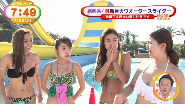 都心で素人水着ギャルが踊ってるエロ画像 19