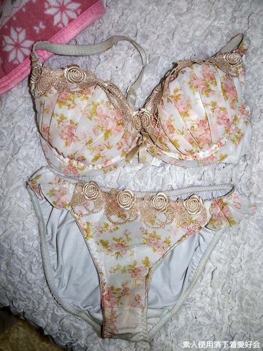 SNSで下着を晒してる素人娘に会ってパンツを物色 3