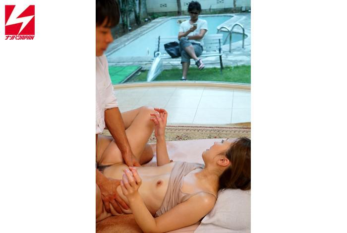 【マジックミラー】外で待機中の彼氏が見えていてもオイルマッサージで感じてSEXまでする女たち 7