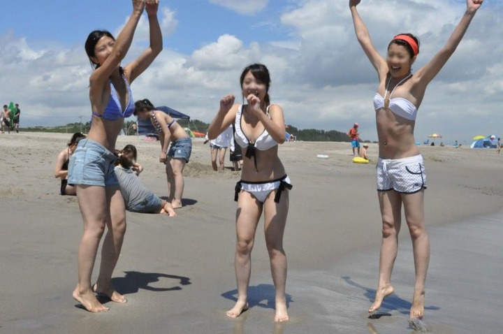 海ではしゃいでる素人のエロ水着画像80枚 29