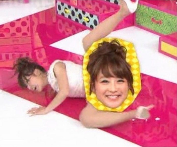 鈴木奈々が陰毛をおさえて落ち着いてるキャプ画像 10