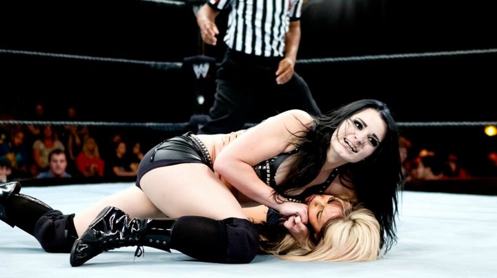 外国の女子プロレスラーのスタイルがエロい画像 8