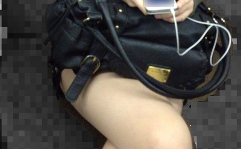 素人娘の電車内パンチラに生足…エロッ…こりゃ痴漢増えるわｗｗｗｗｗ（画像あり） 21