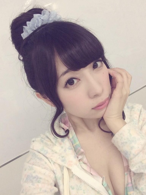 宮本彩希の胸の谷間に飛びつきたくなる自撮りエロ写メ・画像40枚 9