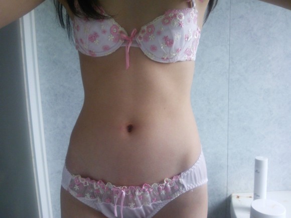 貧乳おっぱいで可愛いブラジャーしてる女の子のエロ画像35枚 3