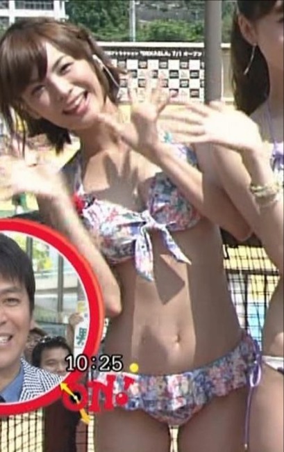 東京サマーランドでお天気お姉さんやモデルが水着になってる 2