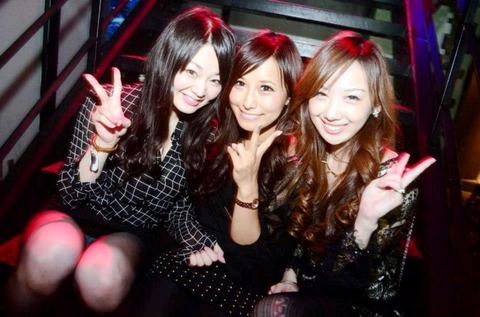 【見落とし厳禁】素人さんの記念写メではだいたいパンチラしてるぞｗｗｗｗｗｗ（画像あり） 4