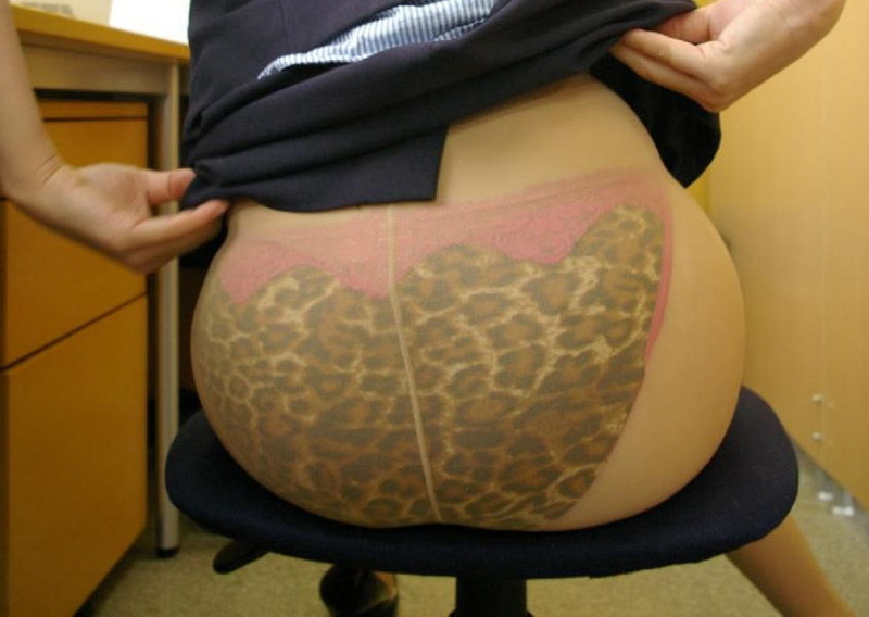 しゃがみ養殖パンチラしてるOLのエロ画像 2