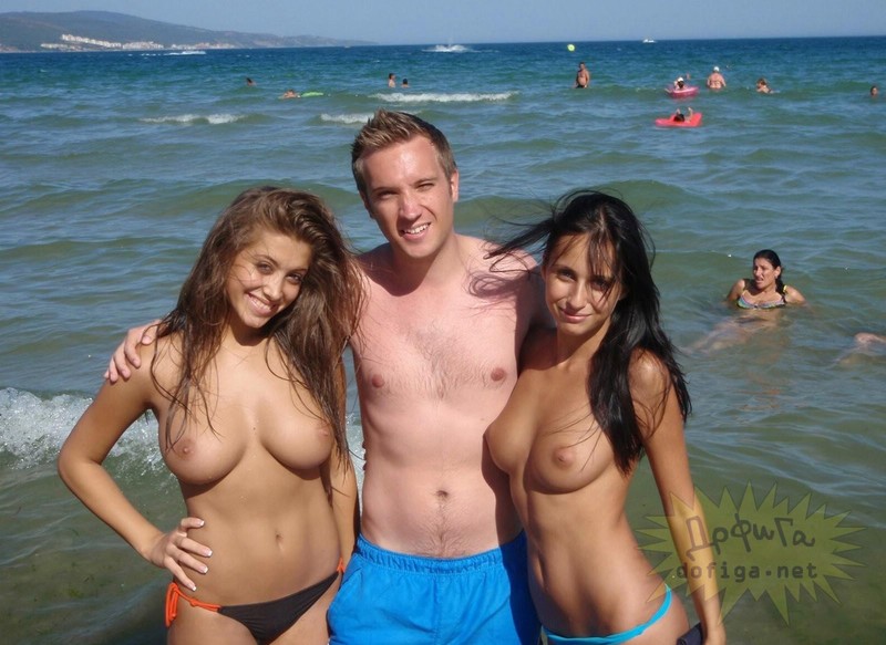 ヌーディストビーチで乳丸出しな素人外国人のエロ画像 1