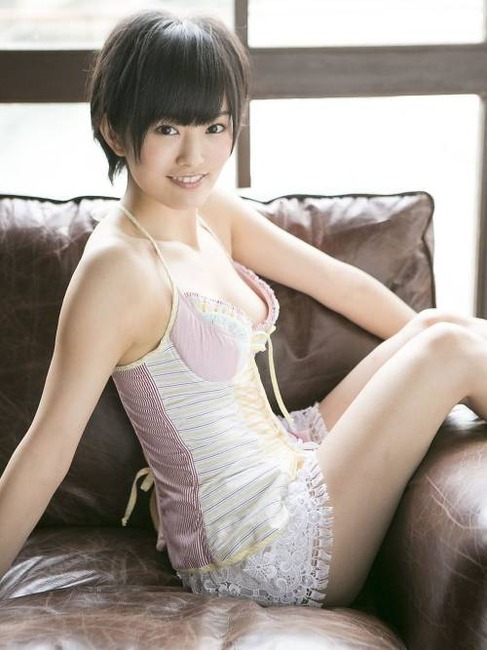 人気アイドルたちの胸チラしてるエロ画像まとめ 16