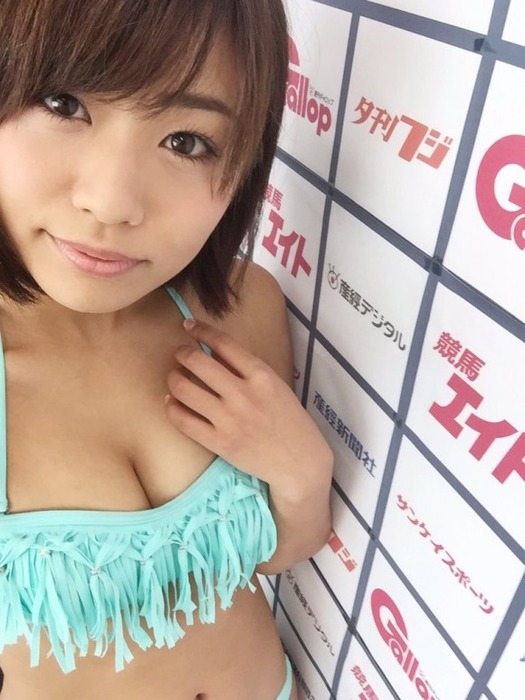 安枝瞳が食い込みぎみの水着で写真集のアピール 26