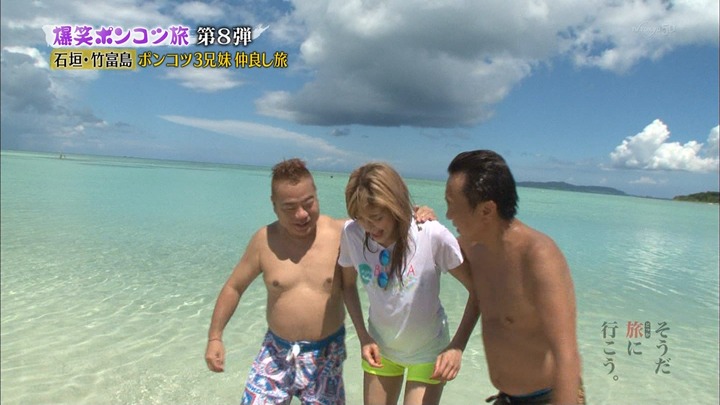 【画像】海で濡れたローラの透け透けシャツがエロいｗｗｗ 11