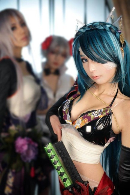 胸の谷間がエロい巨乳コスプレイヤーのエロ画像30枚 7