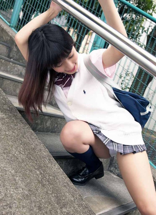 パンチラしてるお姉さんのエロ画像40枚 35