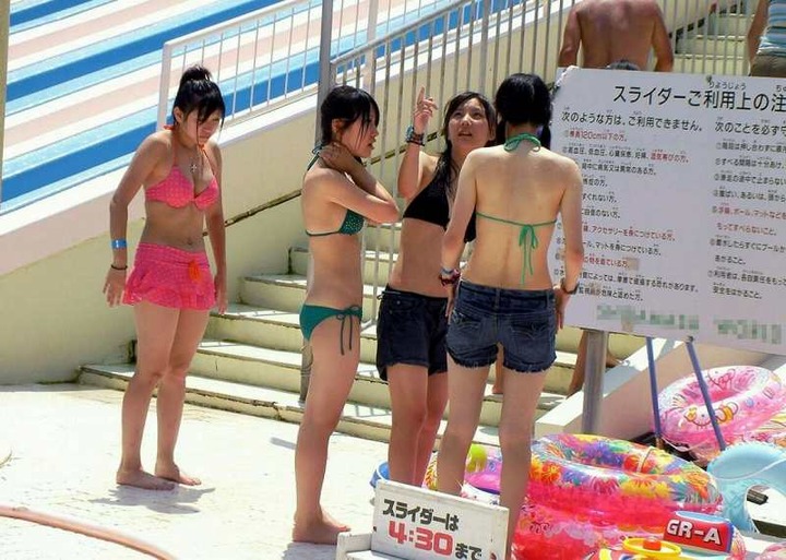 海ではしゃいでる素人のエロ水着画像80枚 74
