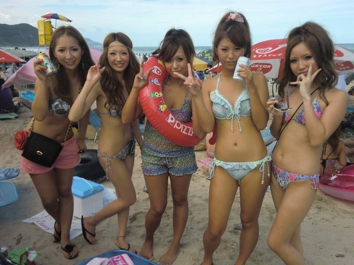 海ではしゃいでる素人のエロ水着画像80枚 32