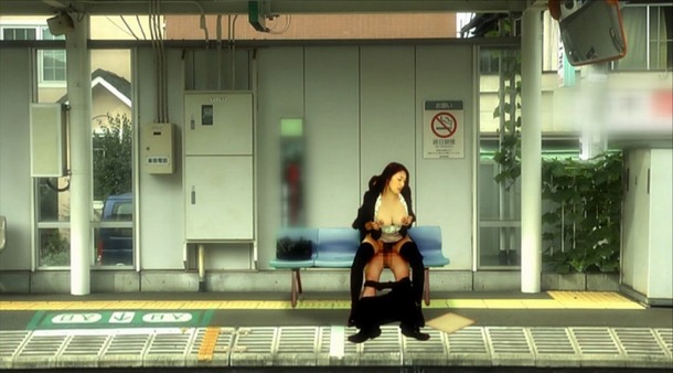 駅のホームや歩道橋の上で野外セックスしてるAVエロ画像 18