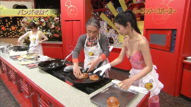壇蜜がTVで胸の谷間見せながら料理してるエロ画像30枚 8