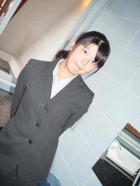 【画像あり】スーツ姿のOLが制服のまま風呂に入る光景が最高すぎる 25