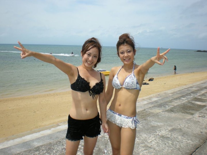 海ではしゃいでる素人のエロ水着画像80枚 36