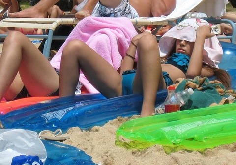 【素人ビーチ水着盗撮エロ画像】「えっ…挿れたい…」思わず呟いてしまった日焼け中の素人さんが無防備すぎるｗｗｗｗｗ 7