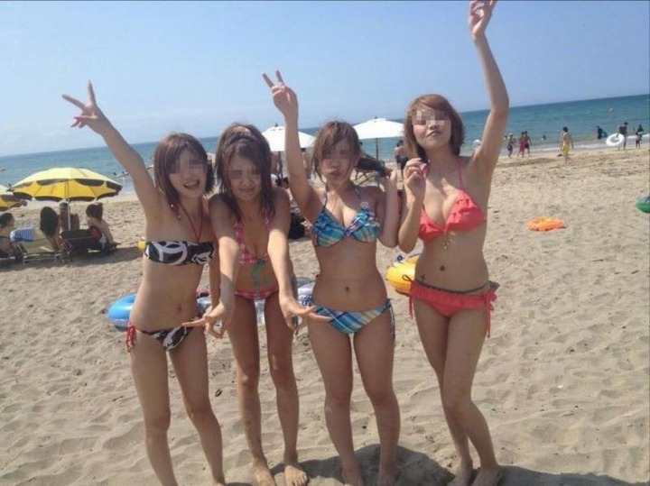 海ではしゃいでる素人のエロ水着画像80枚 23