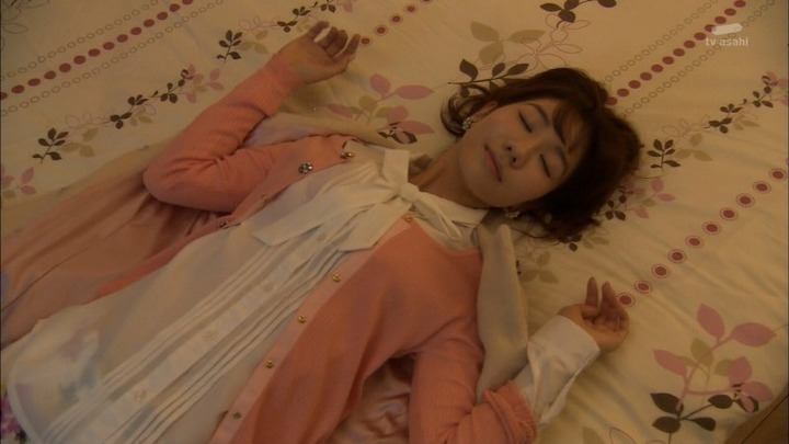 AKB48柏木由紀のドレス姿で胸チラしてるエロキャプ画像 3
