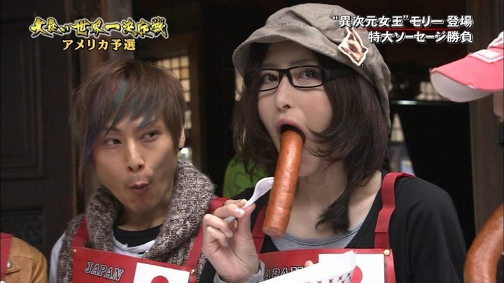 大食い世界一決定戦で胸チラやパンチラしまくってるエロキャプ画像 2