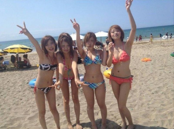 海ではしゃいでる素人のエロ水着画像80枚 21