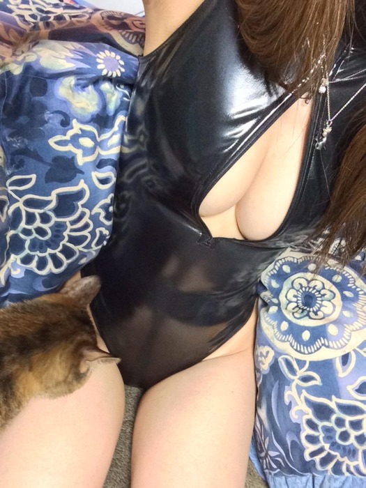 ファスナーおろしておっぱい見せてるお姉さん 5