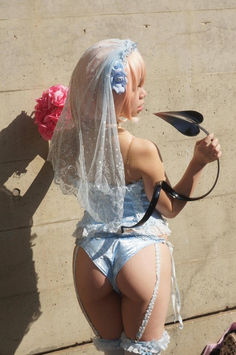 パンチラしてる素人コスプレイヤーのエロ画像 9