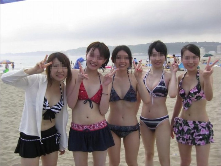 海ではしゃいでる素人のエロ水着画像80枚 2