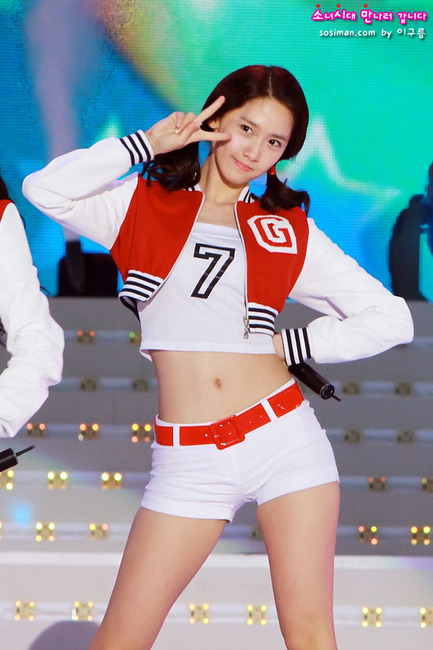 少女時代　ユナのミニスカ姿など韓国歌手のエロ画像40枚 33