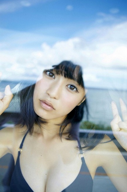小島 瑠璃子・こじるりのピンク色の競泳水着がエロい画像など40枚 26