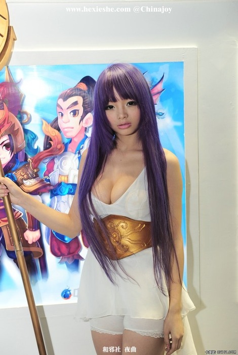 中国人巨乳コスプレイヤーがパンチラしてマンスジ見えてるエロ画像 3