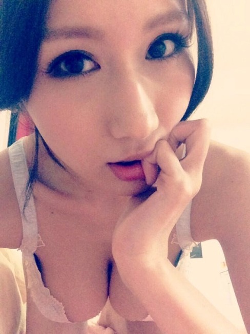 フェロモンたっぷりなAV女優　JULIAの抜けるエロ画像100枚 92