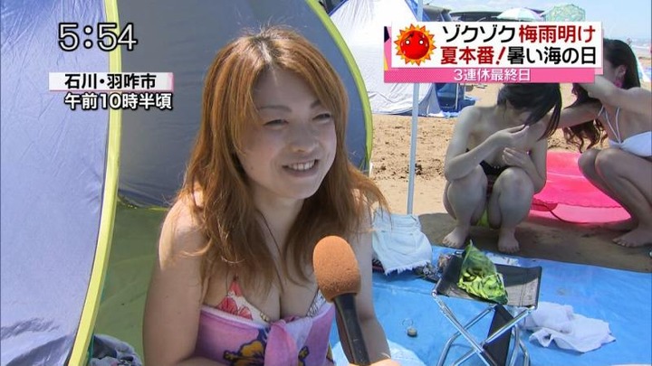 都心で素人水着ギャルが踊ってるエロ画像 29
