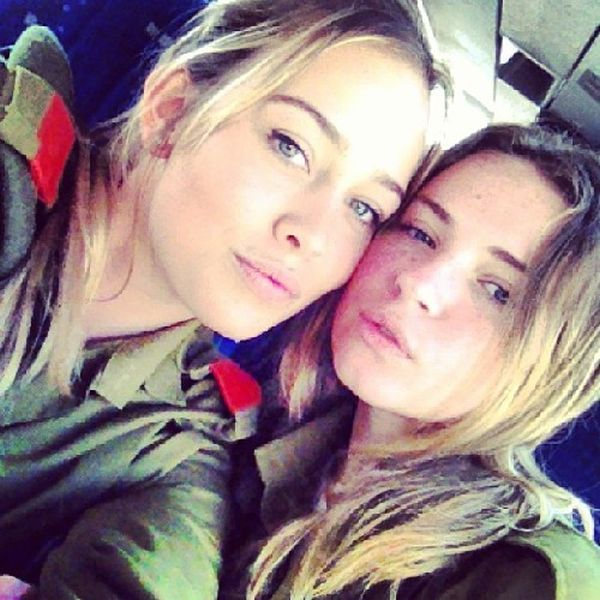 イスラエルの女兵士の軍服と水着姿のギャップがエロい画像 14