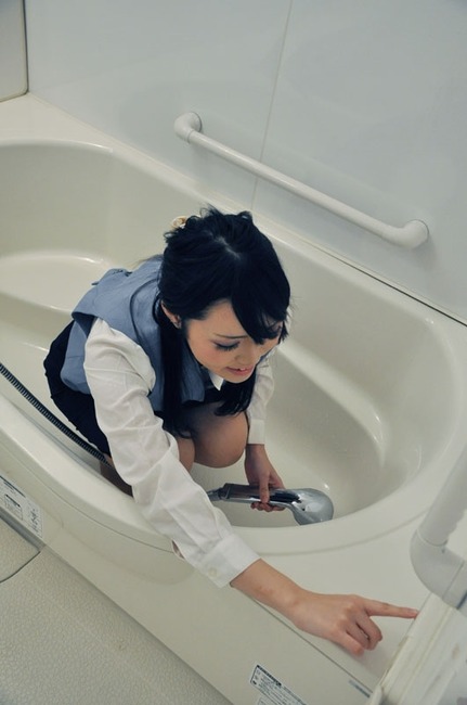 【画像あり】スーツ姿のOLが制服のまま風呂に入る光景が最高すぎる 2