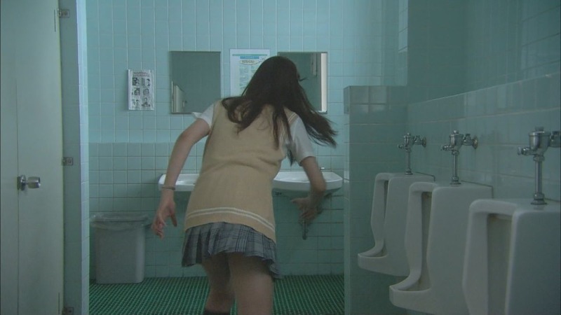 西内まりやがJK制服姿でアソコ抑えてるエロ画像 4