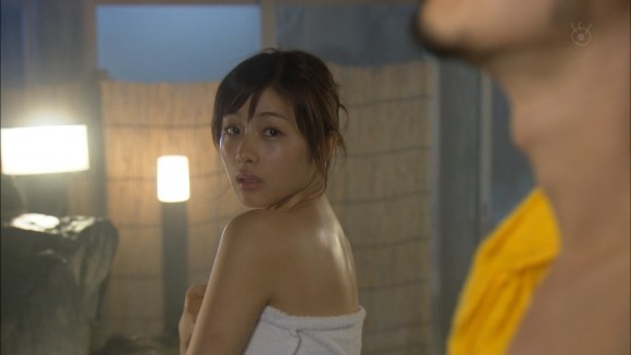 石原さとみのバスタオル姿がエロいキャプ画像 13